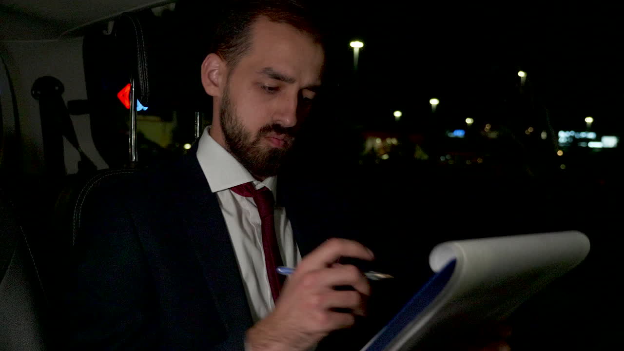 hombre de negocios cansado después de largas horas de trabajo en el asiento trasero de su limusina