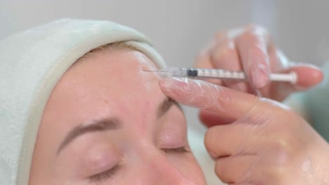 el procedimiento de inyección de botulotoxina en la clínica de cosmetología moderna. terapia botulínica