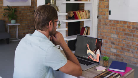 estudiante caucásico usando una computadora portátil en una videollamada con una maestra