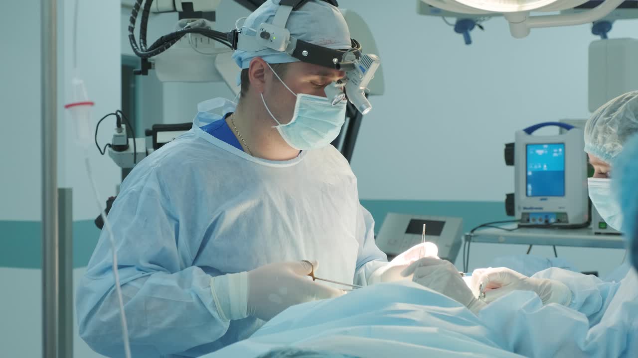 외과 의사 는 수술 중 환자 에게 절개 를 는다