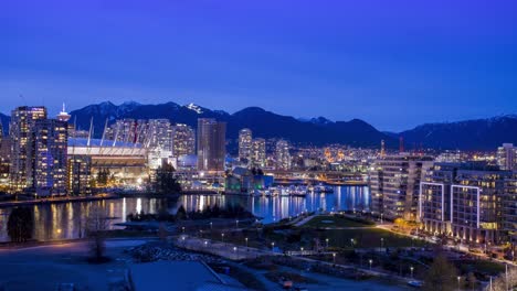 Vancouver,-British-Columbia,-Kanada,-Zeitraffer-Von-Tag-Zu-Nacht,-Innenstadt-Mit-Blick-Auf-Die-Rogers-Arena,-False-Creek-Und-Die-North-Shore-Mountains
