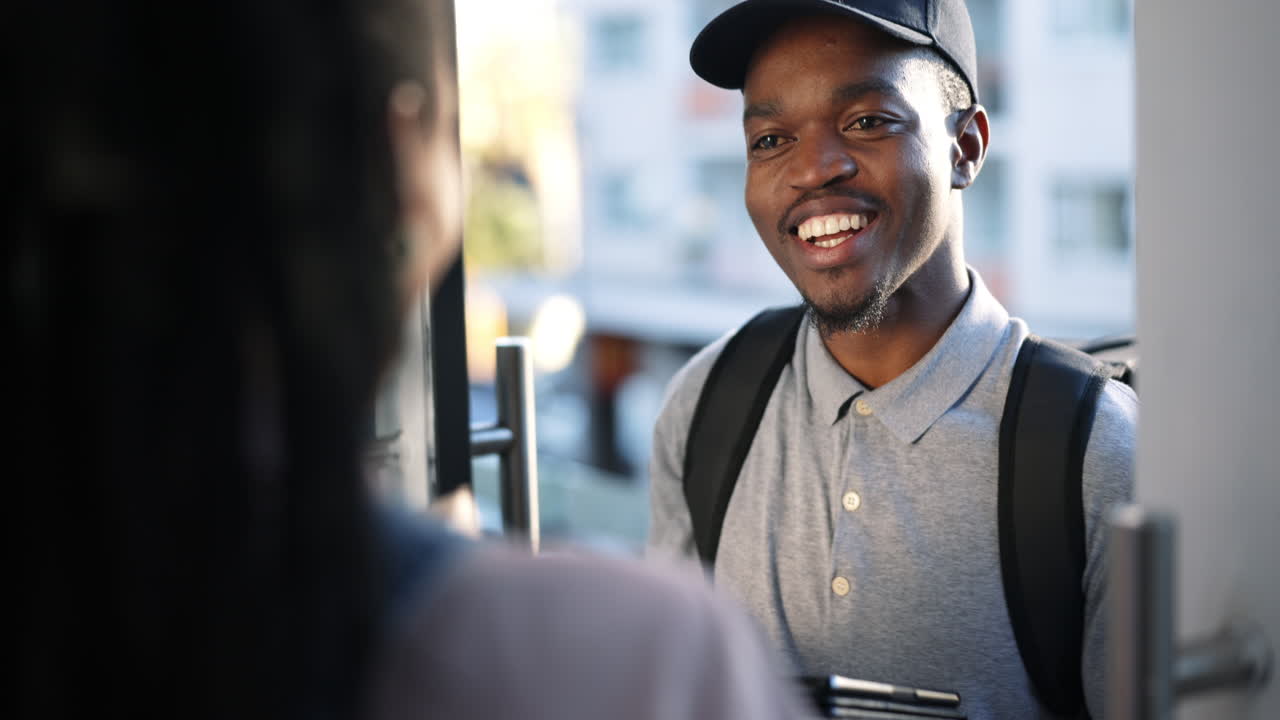 tableta de mensajero, hombre negro y firma