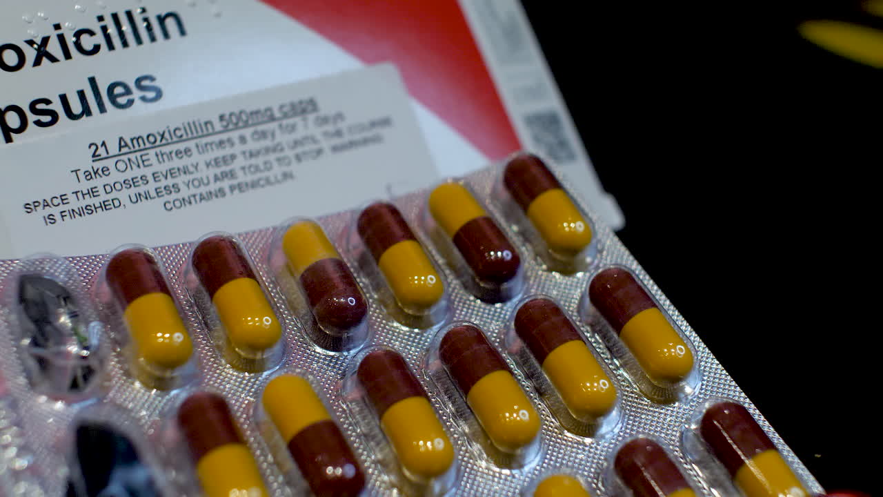 Close-up de cápsulas de antibiótico Amoxicilina em blister, conceito de medicação, saúde e farmacêuticos
