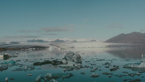 Icebergs-Flotantes-En-La-Laguna-Del-Glaciar-Jokulsarlon-En-El-Sur-De-Islandia---Lapso-De-Tiempo