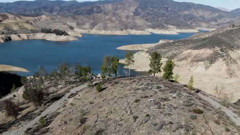 Castaic-Lake-Niedrigwasser-Blick-Vom-Verlassenen-Campingplatz