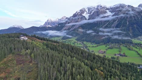 schladming austria - picos de montañas blancas y paisajes naturales pintorescos - 4k aéreo