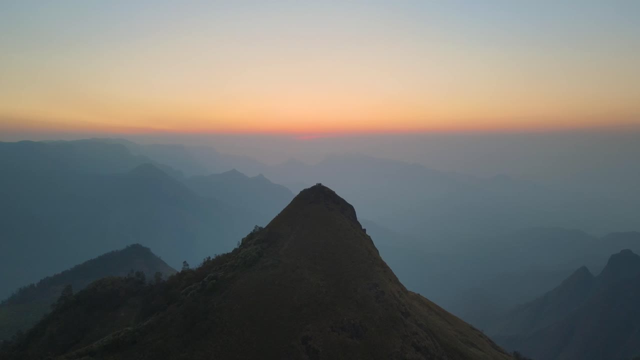 Ripresa aerea con drone della catena montuosa di Kolukkumalai nella quiete del primo mattino con la luce del sole che filtra