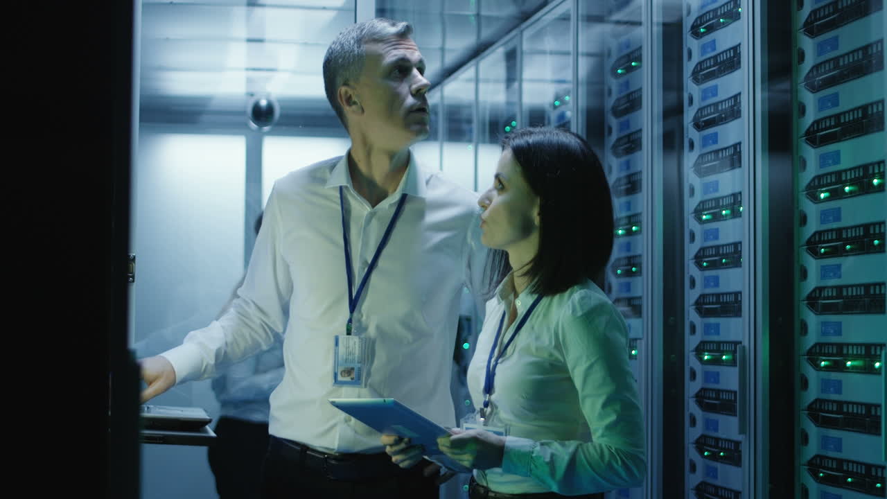 personal que trabaja en una sala de servidores