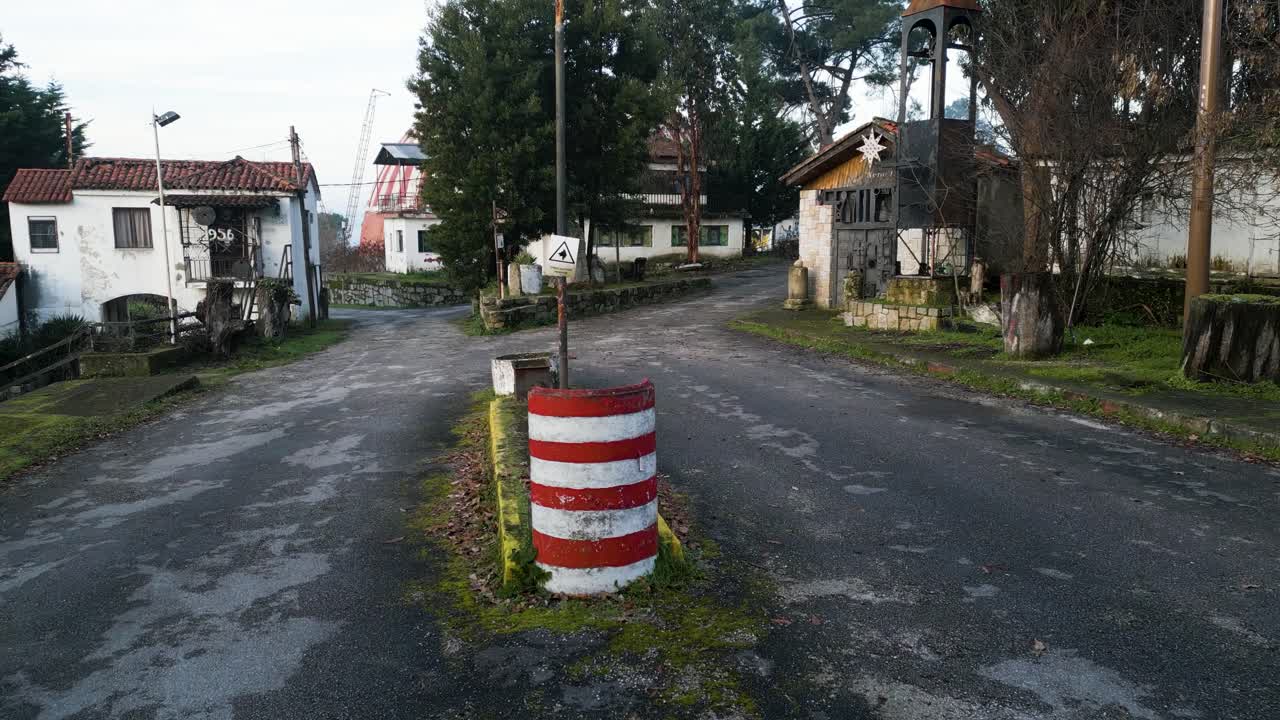 은 어두운 아스팔트 도로에서 갈라진 ourense의 benposta의 입구로 밀어