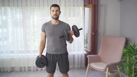 Mann-Bodybuilder,-Der-Zu-Hause-Mit-Hanteln-Trainiert.