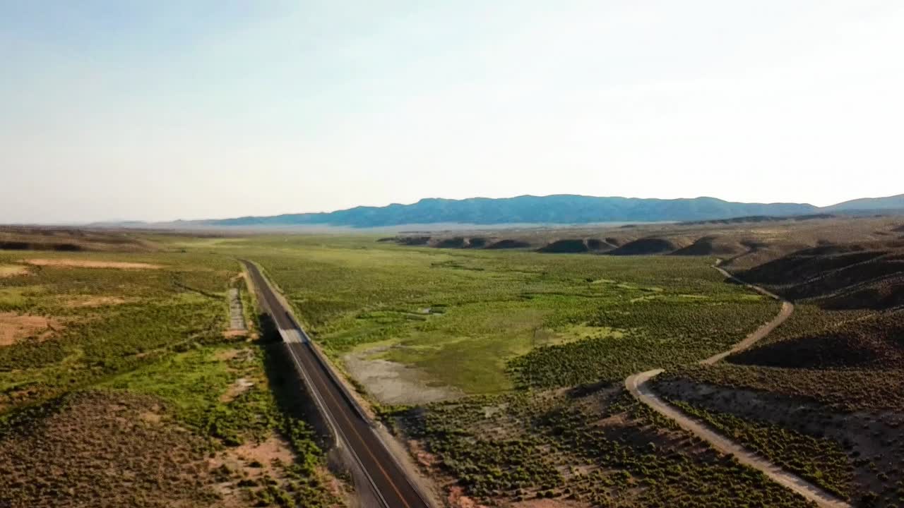 2018년 1080p 여름 드론에서 스네이크 리버와 고원이 있는 석양과 황혼의 사막 고속도로