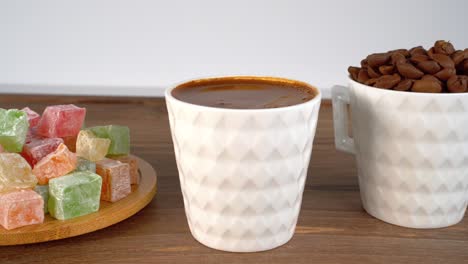 café turco presentado con frijoles y coloridas delicias turcas