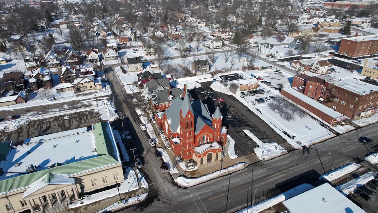 Pemandangan drone Gereja Katolik Roma Saint Mary, Warren, Ohio.