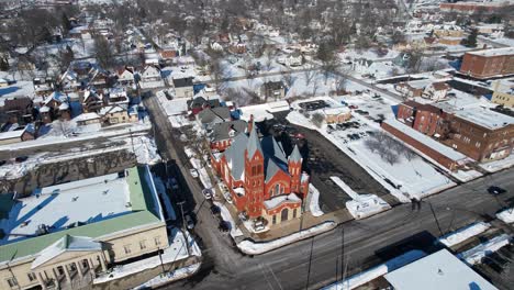 vista de drones de la iglesia católica romana de santa maría, warren, ohio