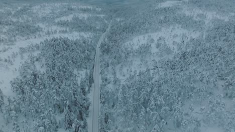 Drohnenaufnahme-Von-Ev-Opel-Ampera,-Die-In-Einer-Wunderschönen-Großen-Verschneiten-Landschaft-In-Norwegen-Fährt