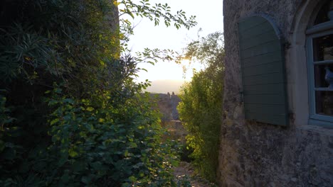 Gasse-Eines-Alten-Provenzalischen-Französischen-Landdorfes-Bei-Sonnenuntergang-Mit-Pflanzen-In-Zeitlupe-In-Frankreich