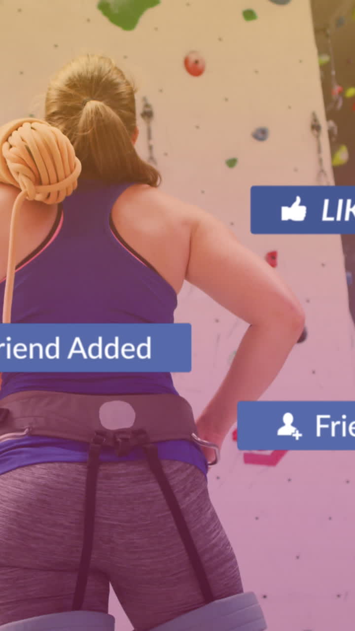 burbujas de habla con iconos digitales contra caucásica mujer en forma con una cuerda a punto de escalar una pared