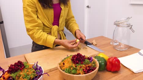 una mujer preparando una ensalada de jengibre saludable