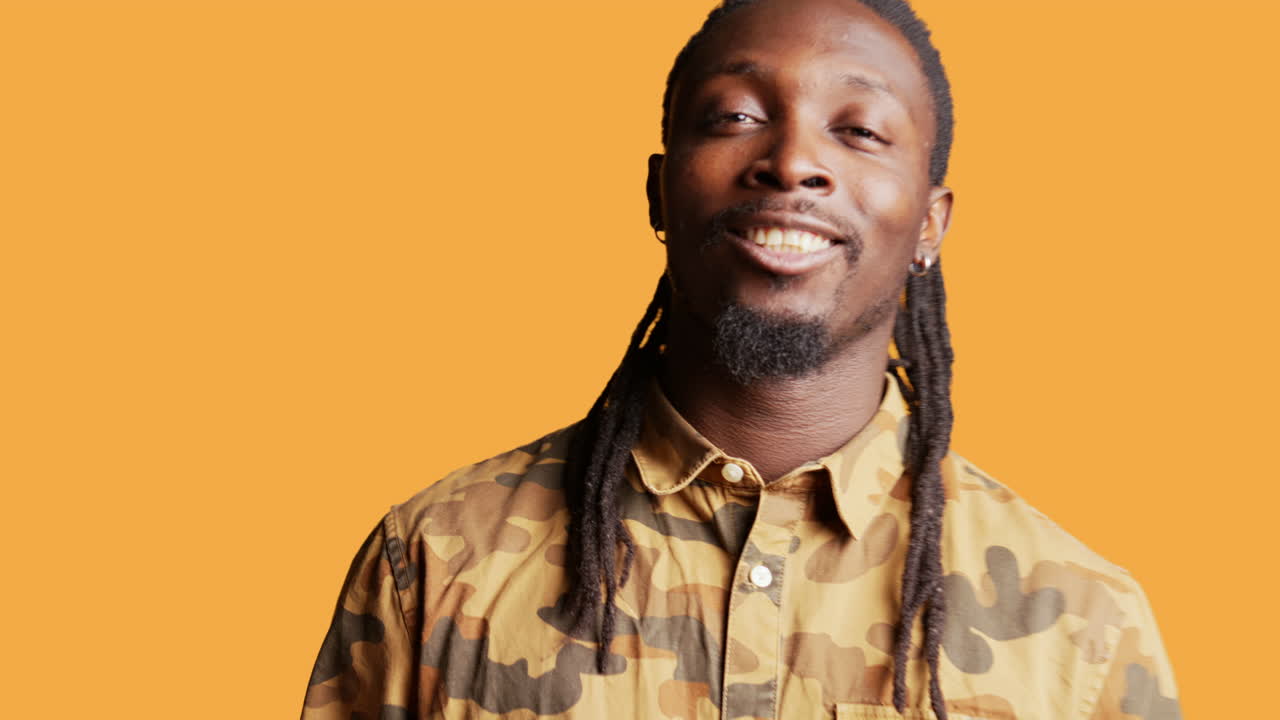 modelo masculino sintiéndose seguro y sonriendo ante la cámara