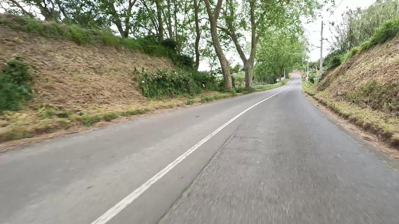 사우 미구엘 (sao miguel) 의 경치 좋은 도로를 타고 가는 것, 아조레스 섬, 울창한 초록색과 자연으로 둘러싸여