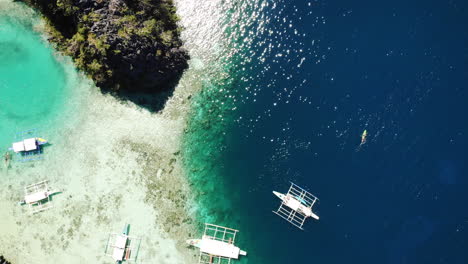 Coron,-Palawan,-Filipinas,-Vista-Aérea-De-La-Hermosa-Laguna-Y-Acantilados-De-Piedra-Caliza-1