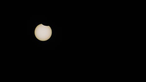 el lapso de tiempo del eclipse solar parcial desde el 10 de junio de 2021 cerca de trier, alemania