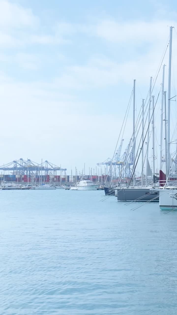 Barcos atracados en el puerto
