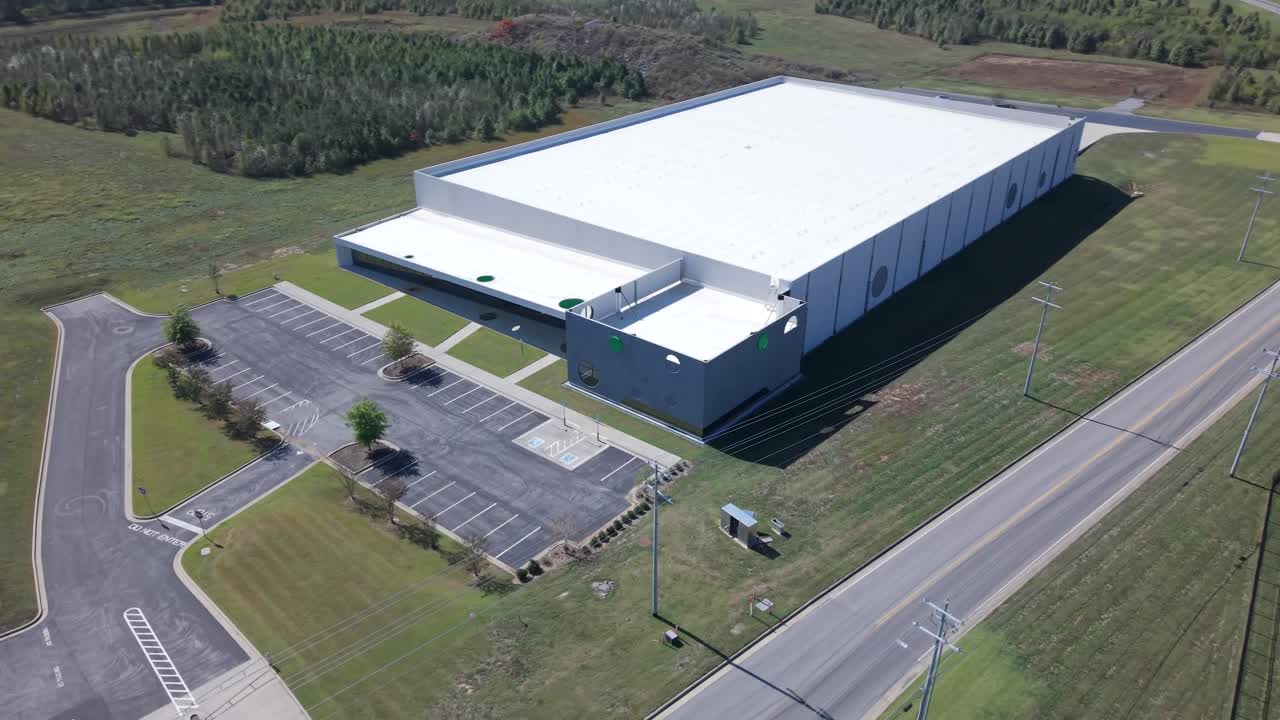 Centersquare datacenters facilitet i Gallatin i Nashville, Tennessee. Kredsende luftfoto af Cloudcomputing-infrastruktur