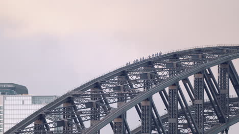 Kletterer-Beim-Gehen-Auf-Bridgeclimb-Sydney-An-Der-Hafenbrücke-Von-Sydney-In-New-South-Wales,-Australien