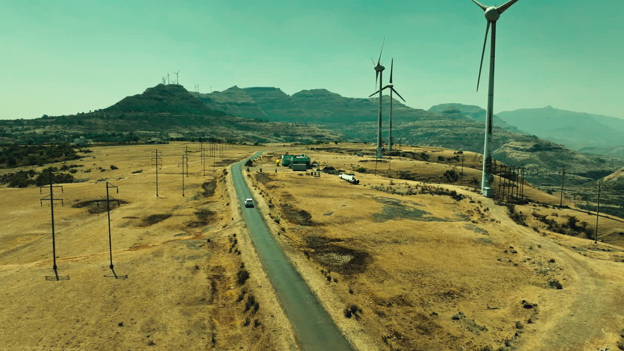 carretera de montaña panorámica con turbinas eólicas