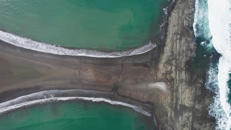 Tropical-Whale-Tail-beach-in-Costa-Rica-with-triangular-rainforest