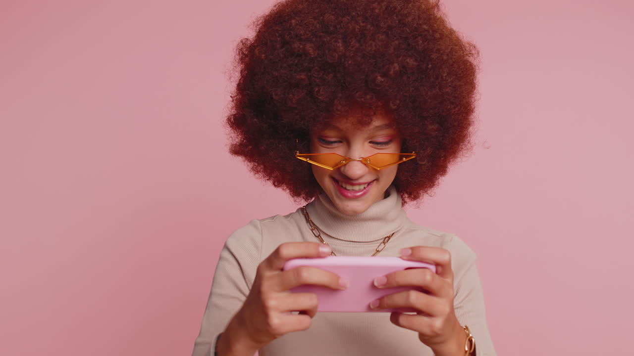 niña emocionada preocupada jugando a carreras o simulador de disparos aplicación de gadget videojuegos en el teléfono inteligente