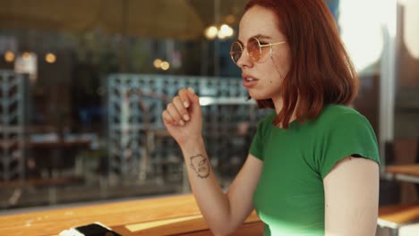 mujer joven sentada en un café