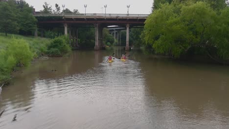 Vista-Aérea-De-Personas-En-Kayak-En-El-Pantano-De-Búfalo-Cerca-Del-Centro-De-Houston