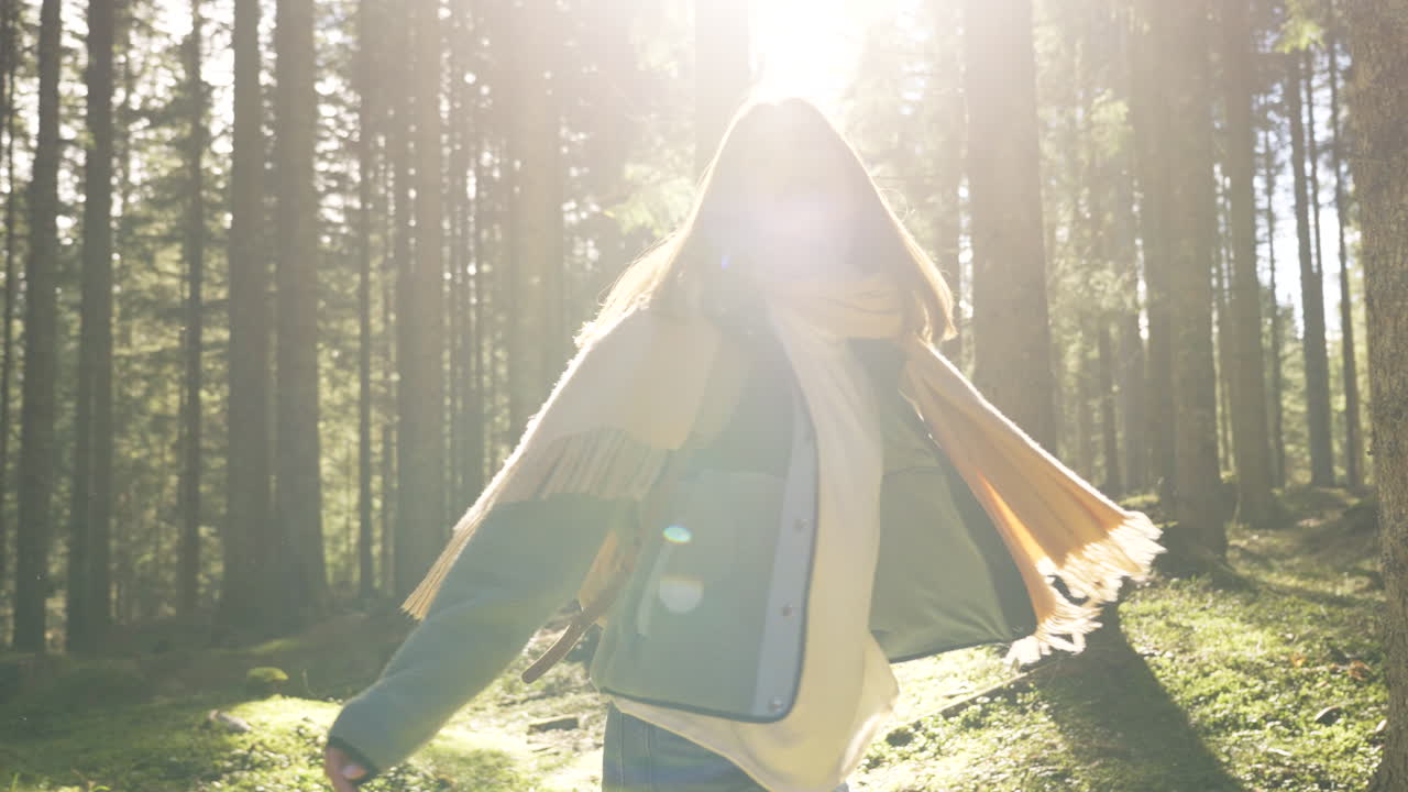 숲 에서 산책 하는 여자