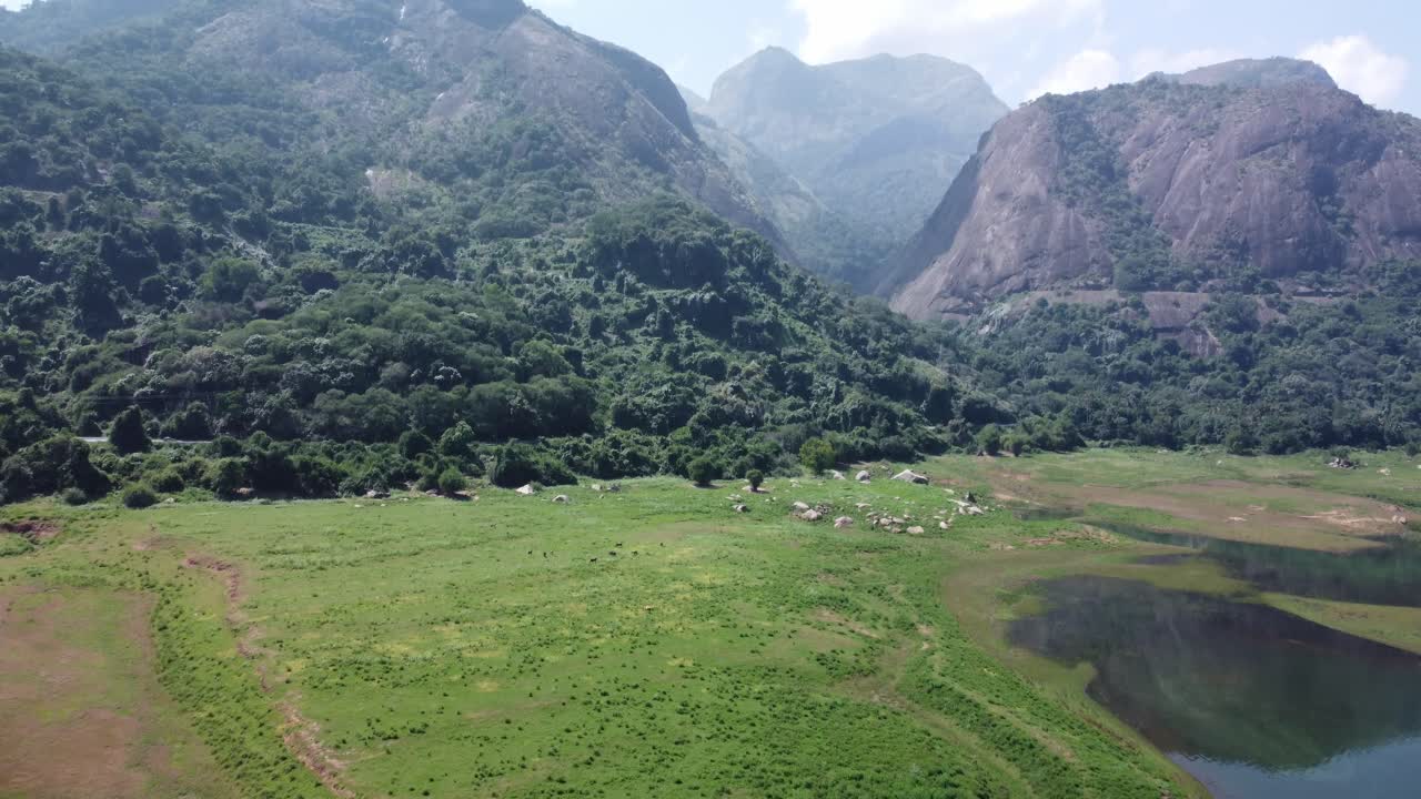 дронный снимок, показывающий ландшафт водосбора алиар и плотины в горах, коимбатур, тамил наду, южная индия