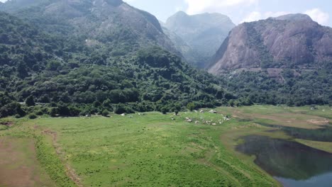 imagen de avión no tripulado que revela el embalse de aliyar y el paisaje de la presa en las montañas, coimbatore, tamil nadu, sur de la india
