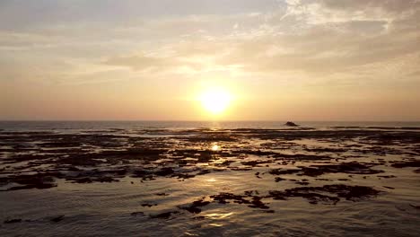 disparo de un dron al atardecer en una playa remota en perú