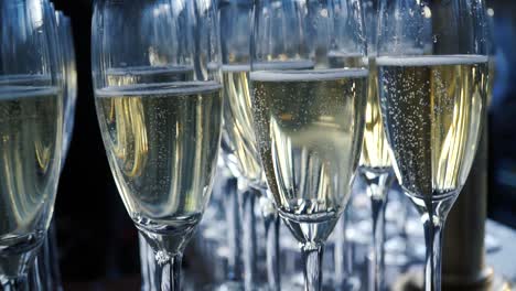 las copas de champán están listas para celebrar.