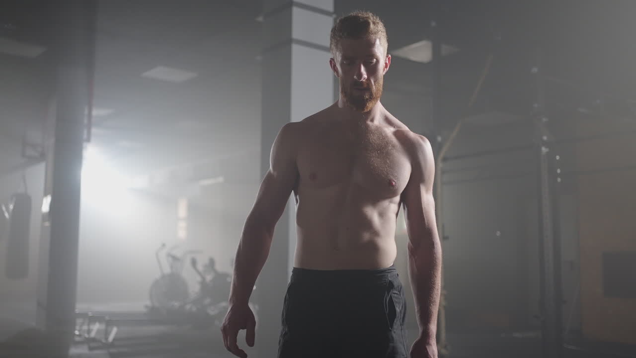 운동 훈련을 준비하고 있습니다. 피트니스 남자 운동 선수 크레이드 파우더 운동 선수 체육관에서 훈련 운동을 준비하고 있습니다. 보디빌딩 힘 운동 느린 동작을 준비하고 있습니다.