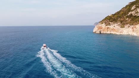 Barco-Taxi-Desde-La-Playa-De-Milos-Hasta-Agios-Nikitas-En-La-Isla-De-Lefkada,-Grecia---Antena