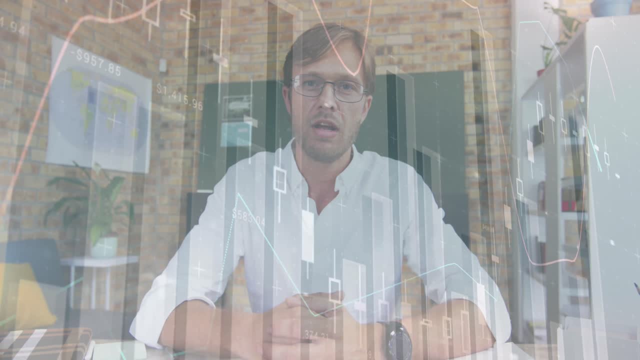 animación del procesamiento de datos financieros sobre un empresario caucásico que tiene una reunión en línea.