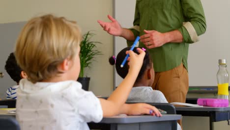 Erwachsener-Kaukasischer-Männlicher-Lehrer,-Der-Schulkinder-Im-Klassenzimmer-Der-Schule-Unterrichtet-4k