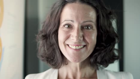 primer plano, retrato, de, caucásico, hermoso, mujer de negocios, en, oficina