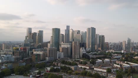 Vista-Aérea-De-Los-Edificios-De-Oficinas-En-El-Distrito-De-Negocios-De-Canary-Wharf-En-Londres