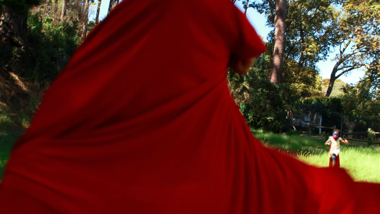 공원에서 슈퍼 히어로인 척 하는 친구 들