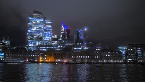 Vista-Nocturna-Cinematográfica-De-La-Arquitectura-Moderna-En-La-Orilla-Sur-Del-Río-Támesis-En-Londres,-Reino-Unido