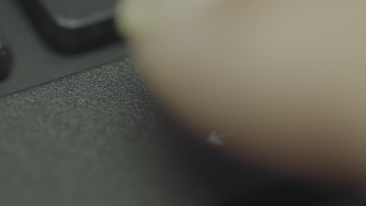 컴퓨터 키보드에서 손가락으로 입력 버튼을 러