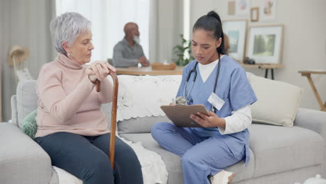 Atención-Sanitaria,-Consulta-Y-Enfermera-Con-Personas-Mayores.