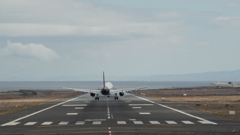 un avión de aterrizaje desde la parte trasera